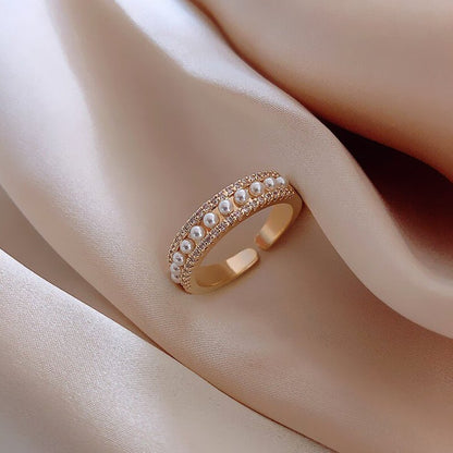 Anillo de oro elegante con acentos de perlas preciosas
