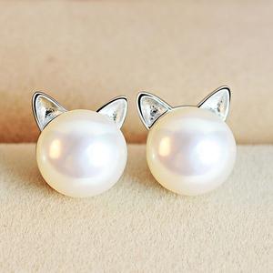 Aretes de gato elegantes con perlas cultivadas brillantes y plata de alta calidad