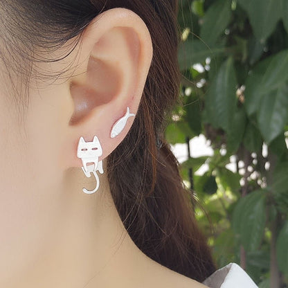 Pendientes de plata brillantes con adorables gatos trepadores