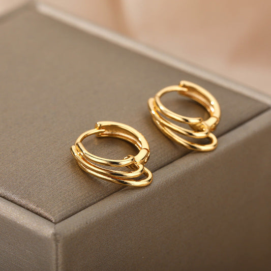Pendientes redondos dorados elegantes en diseño minimalista