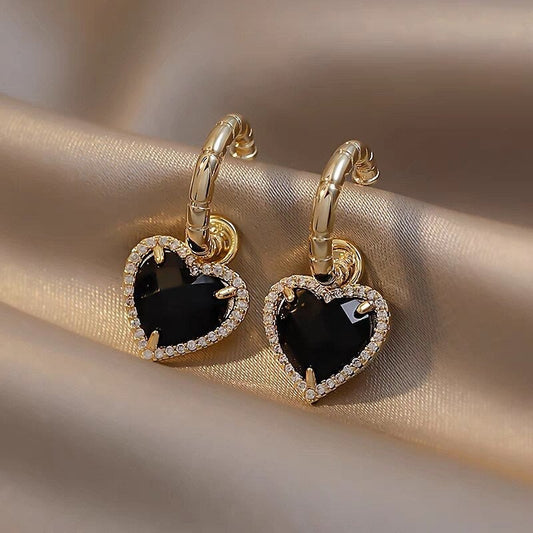 Elegantes pendientes de oro con diseño de corazón negro