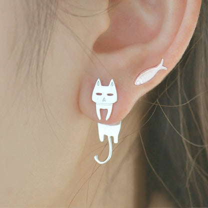Pendientes de plata brillantes con adorables gatos trepadores