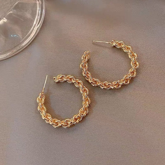 Pendientes elegantes de oro y diamantes