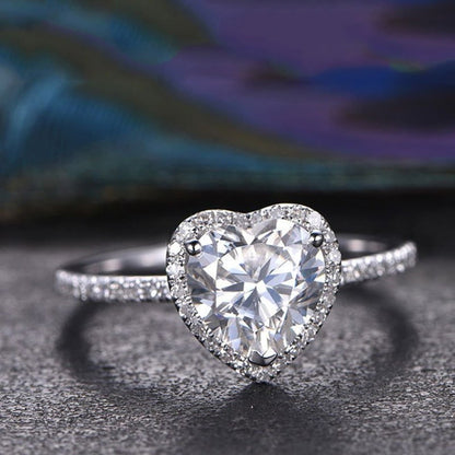 Anillo de corazón de cristal brillante con circonitas brillantes