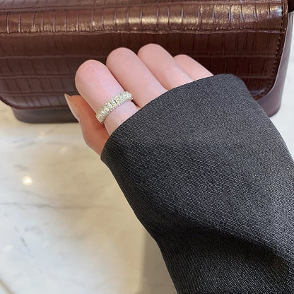 Anillo de oro elegante con acentos de perlas preciosas