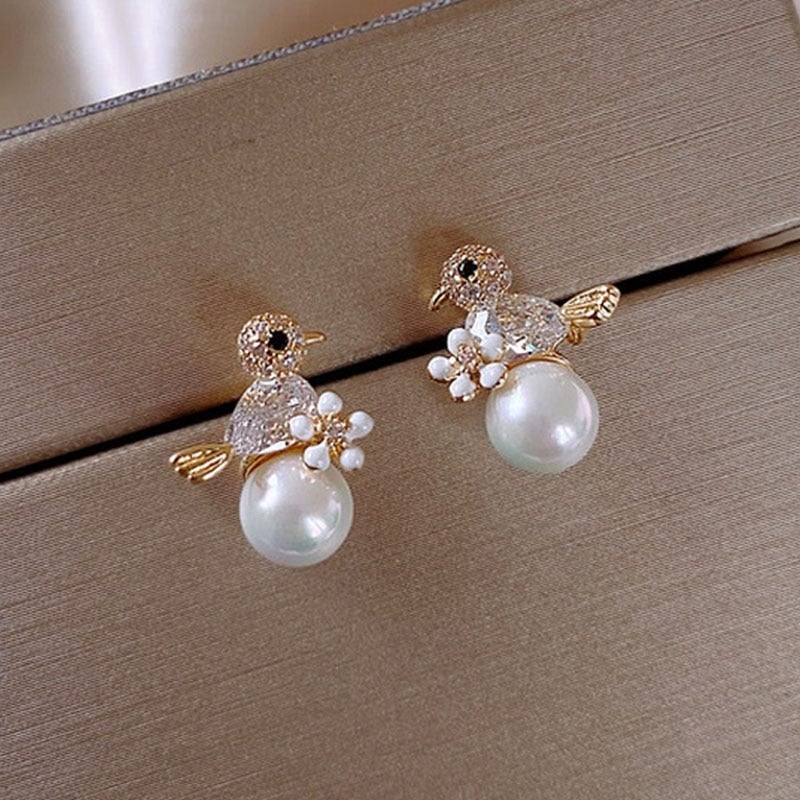Pendientes Birdie elegantes con deslumbrante circonita cúbica y adornos de perlas finas