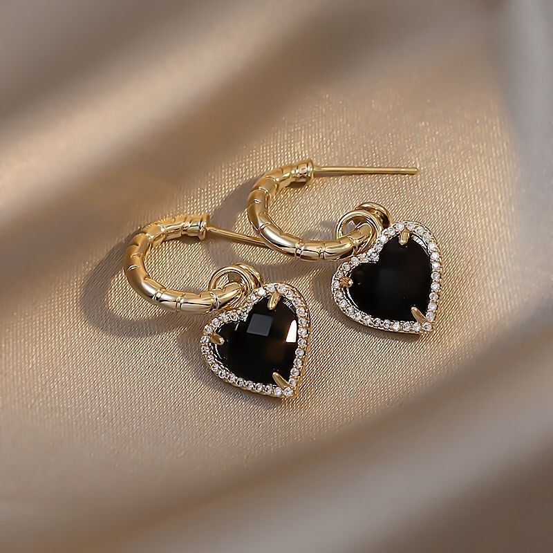 Elegantes pendientes de oro con diseño de corazón negro
