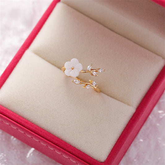 Anillo de flores silvestres ajustable y elegante en oro noble