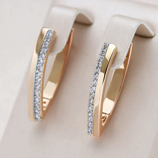 Pendientes elegantes chapados en oro con brillantes brillantes