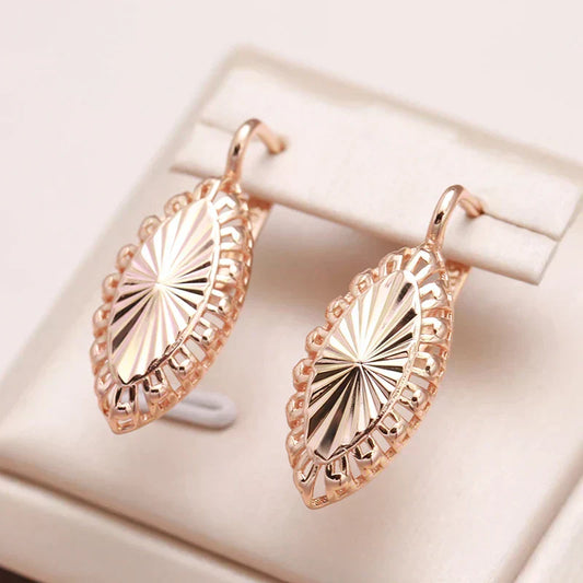 Pendientes de escudo dorados brillantes
