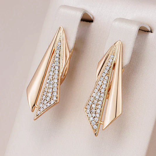 Pendientes dorados lujosos con zirconio brillante