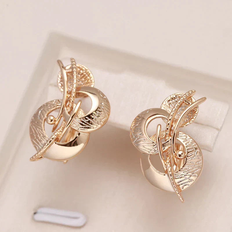 Elegancia Guggenheim: Pendientes de Oro Impactantes