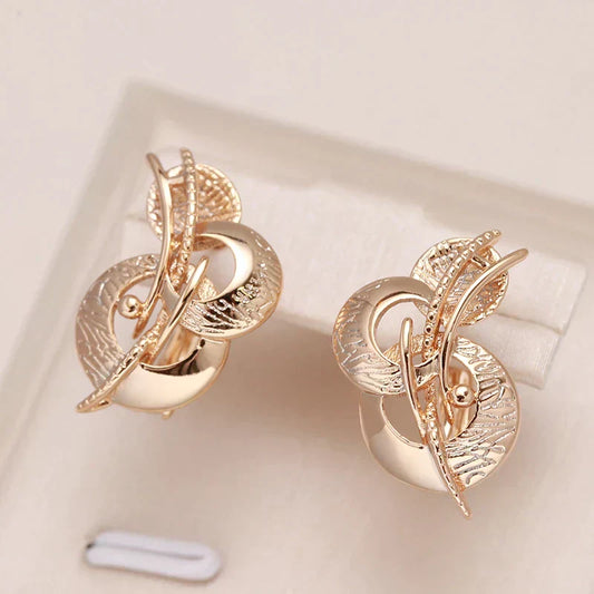 Elegancia Guggenheim: Pendientes de Oro Impactantes