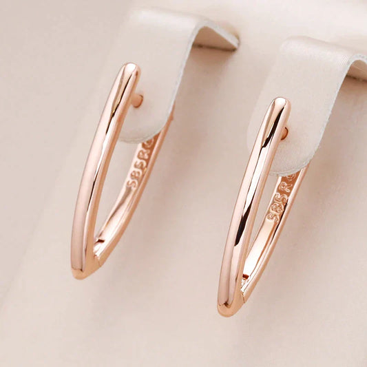 Pendientes elegantes con punta dorada