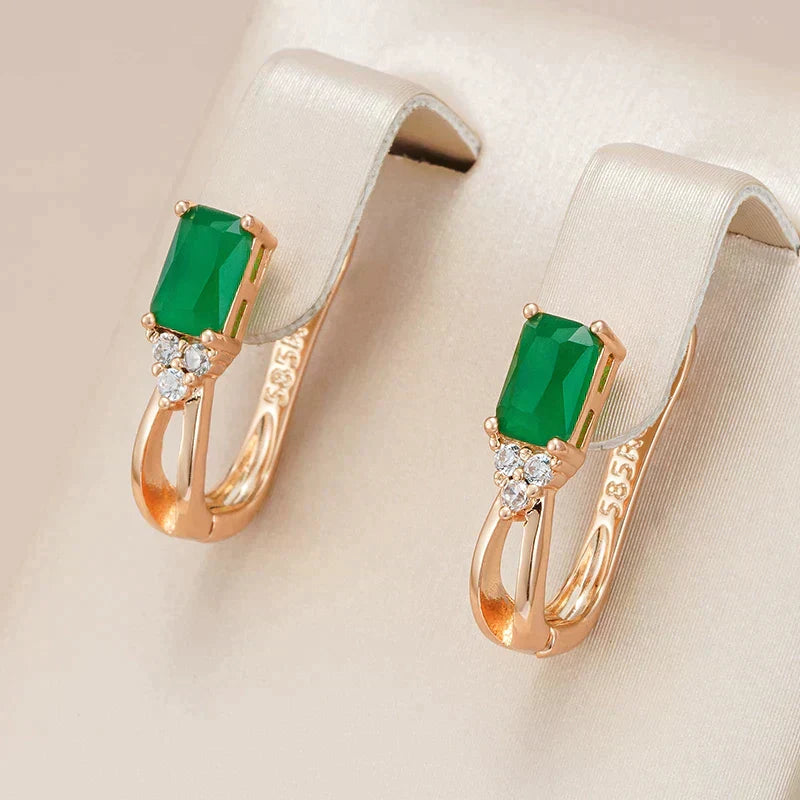 Pendientes dorados brillantes y elegantes con cristales verdes y zirconias brillantes