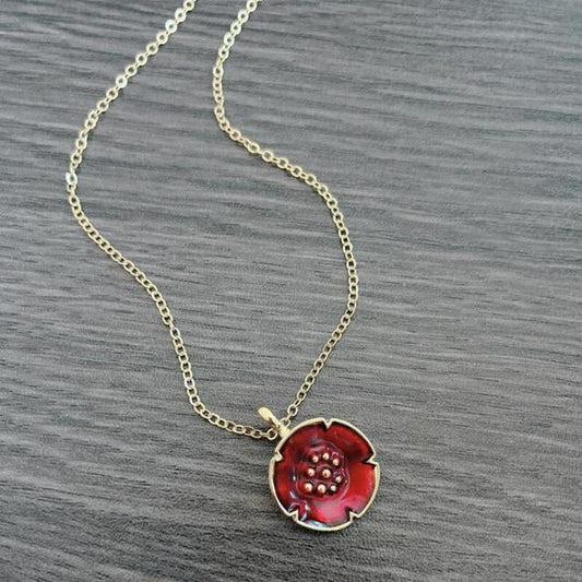 Collar vintage elegante en oro con acento rojo