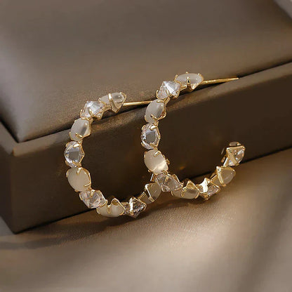 Pendientes de oro elegantes con opal blanco brillante y circonitas