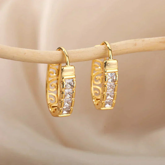 Pendientes de oro elegantes con detalles minimalistas de circonitas huecas