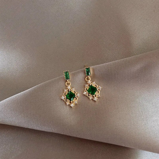 Pendientes elegantes con brillantes cristales verdes
