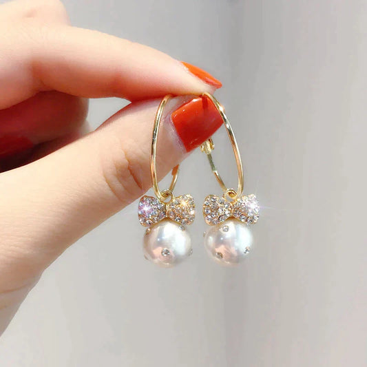 Pendientes de oro brillantes con elegantes perlas