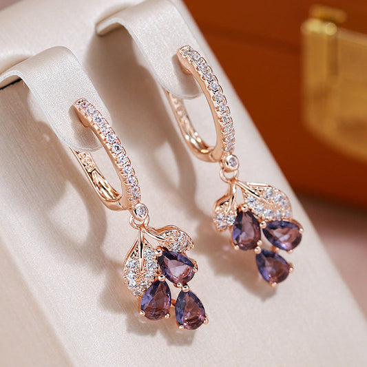 Pendientes elegantes con brillantes cristales de granate