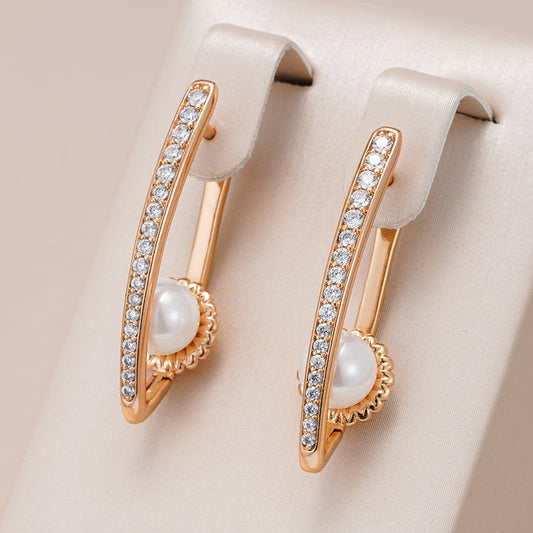 Pendientes glamorosos con brillantes piedras de strass y elegantes perlas