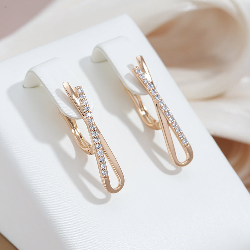 Pendientes cruzados elegantes con brillantes diamantes en oro de alta calidad