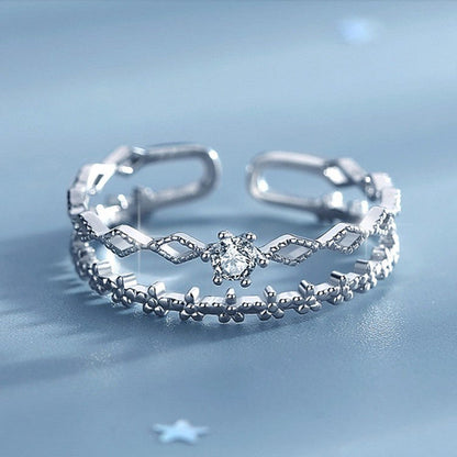 Anillo de plata ajustable elegante con piedras de circonita brillantes