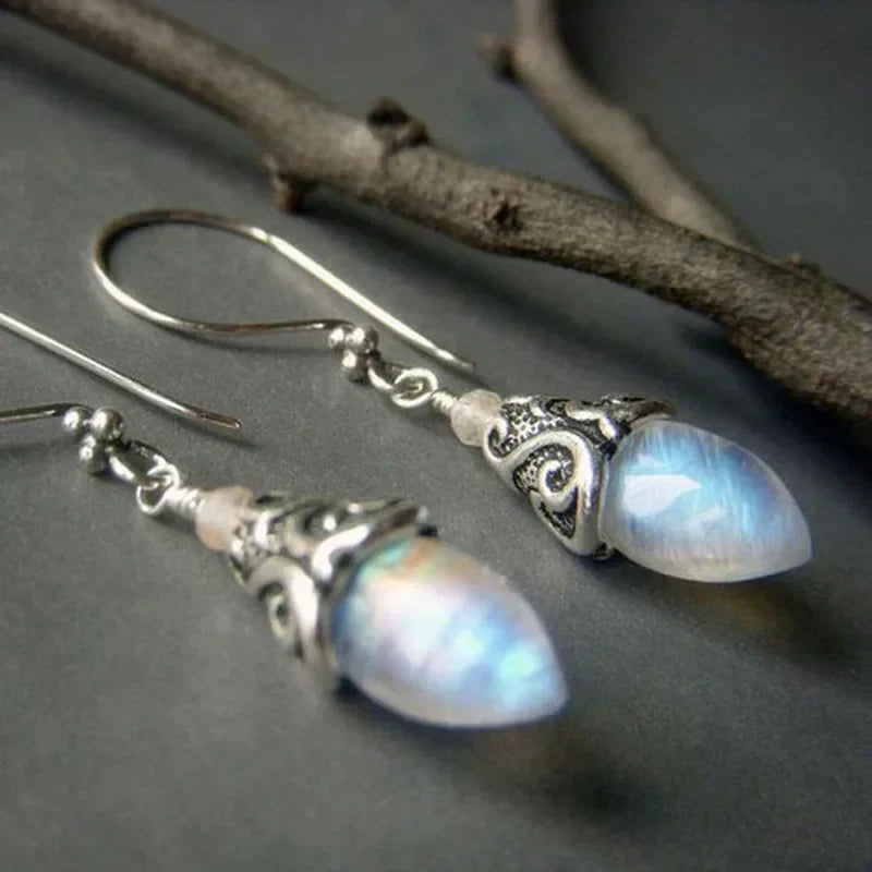 Elegantes pendientes de plata en un diseño vintage de cristal lunar