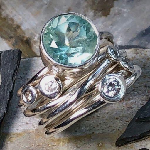 Anillo de plata multicapa elegante con cristal vintage turquesa brillante
