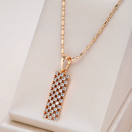 Collar dorado brillante con piedras de circonio brillantes