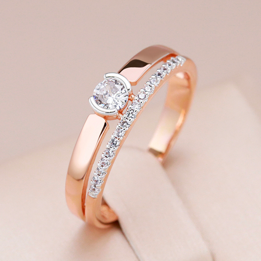 Anillo elegante de cristal blanco resplandeciente con circones brillantes