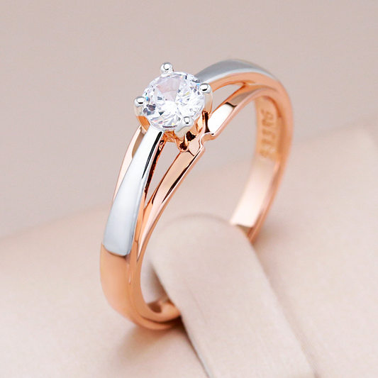 Anillo elegante con deslumbrante cristal blanco