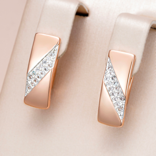 Elegantes aretes dorados con brillantes piedras de circonio