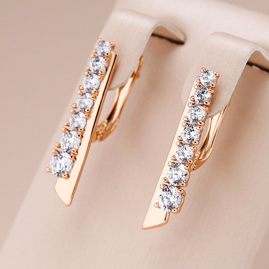 Pendientes dorados elegantes con incrustación de zirconia brillante