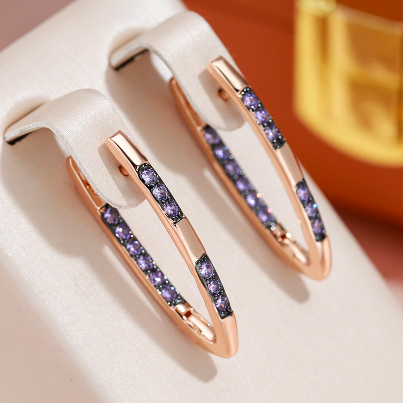 Fascinantes aretes de oro con deslumbrantes piedras de circonita violeta