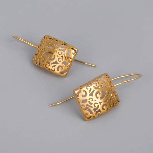 Pendientes dorados elegantes con diseño de hiedra