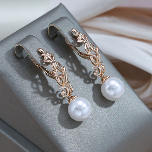 Pendientes brillantes con perla dorada en diseño de bosque