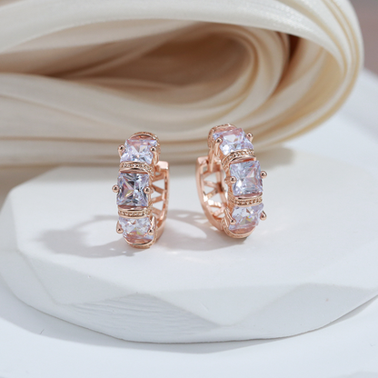 Pendientes glamorosos con brillantes cristales en color dorado