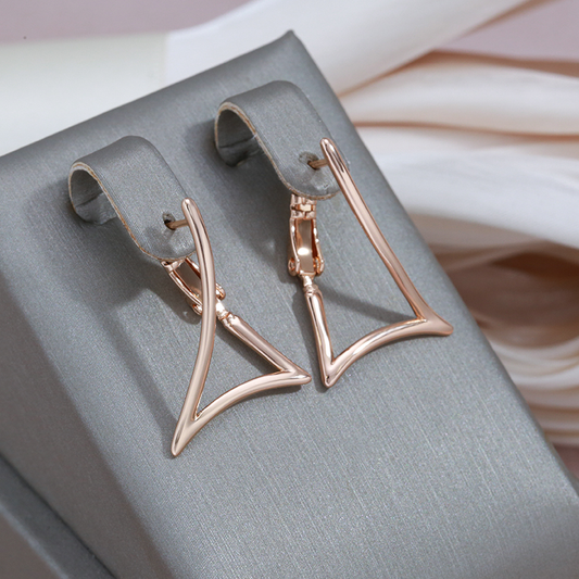 Pendientes de oro irregulares elegantes para un toque de glamour