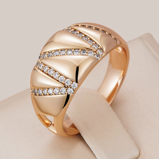 Anillo de oro elegante con brillantes incrustaciones de cristal