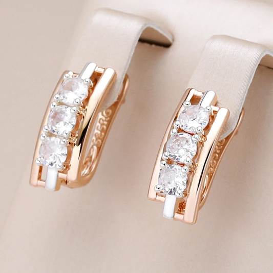 Pendientes brillantes con cristales relucientes adornados en oro