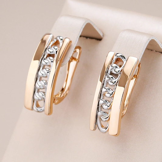 Pendientes dorados elegantes con acentos de delicadas cadenas de plata