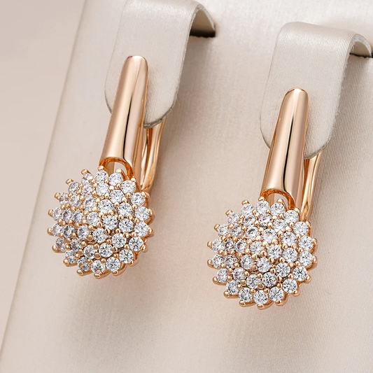 Exquisitos Pendientes Dorados con Diseño de Flores de Circonio