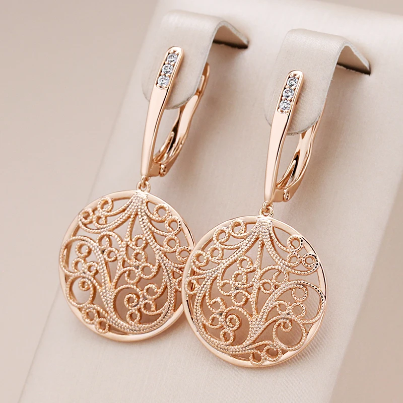 Pendientes de mandala dorados brillantes con un elegante diseño redondo