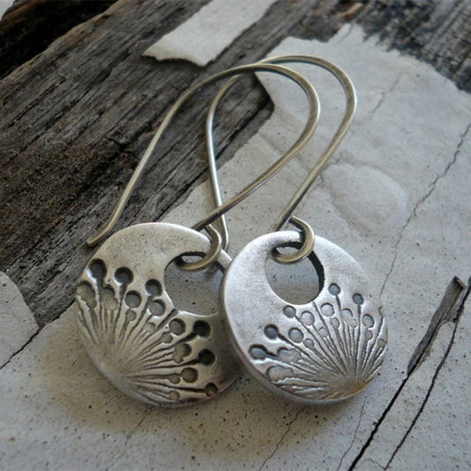 Elegantes aretes de plata con motivo de diente de león