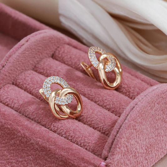 Pendientes de oro brillantes con piedras de circonita centelleantes