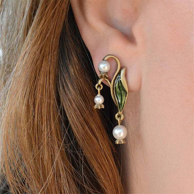 Pendientes boho artísticos con esmalte colorido y elegantes perlas