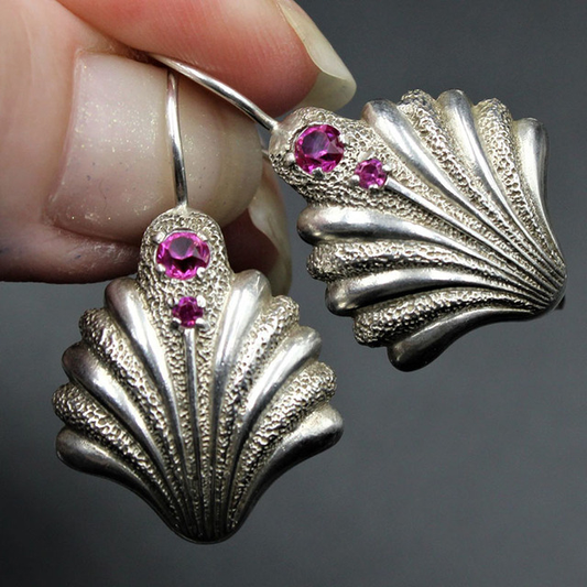 Pendientes vintage de concha encantadores con brillantes cristales morados