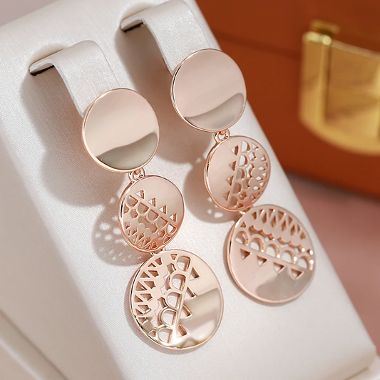 Pendientes de oro elegantes en forma redonda estilosa